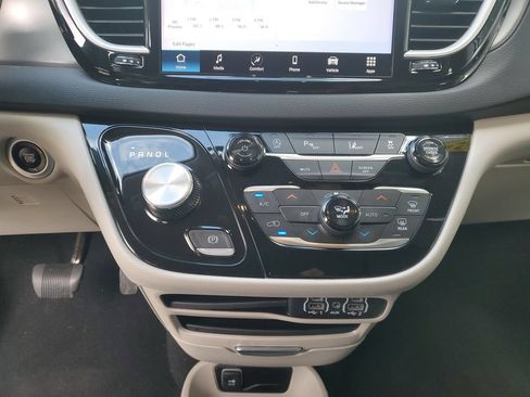 Used 2024 Chrysler Pacifica Touring-L FWD image 26