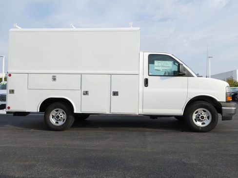 New 2025 GMC Savana 3500 w/ Power Convenience Package RWD image 2
