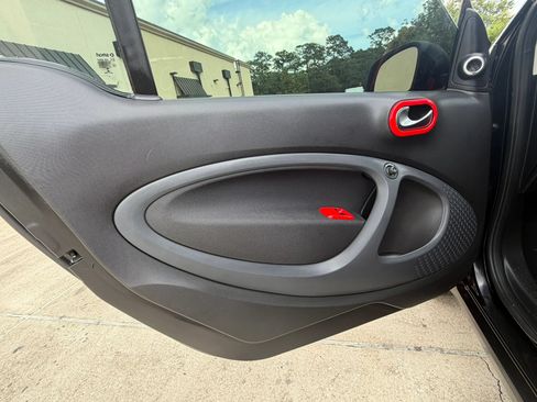 Used 2017 smart fortwo passion RWD image 11
