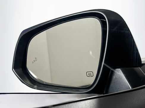 Used 2024 Toyota Highlander XLE image 16