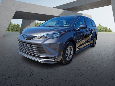 Used 2025 Toyota Sienna LE image 2