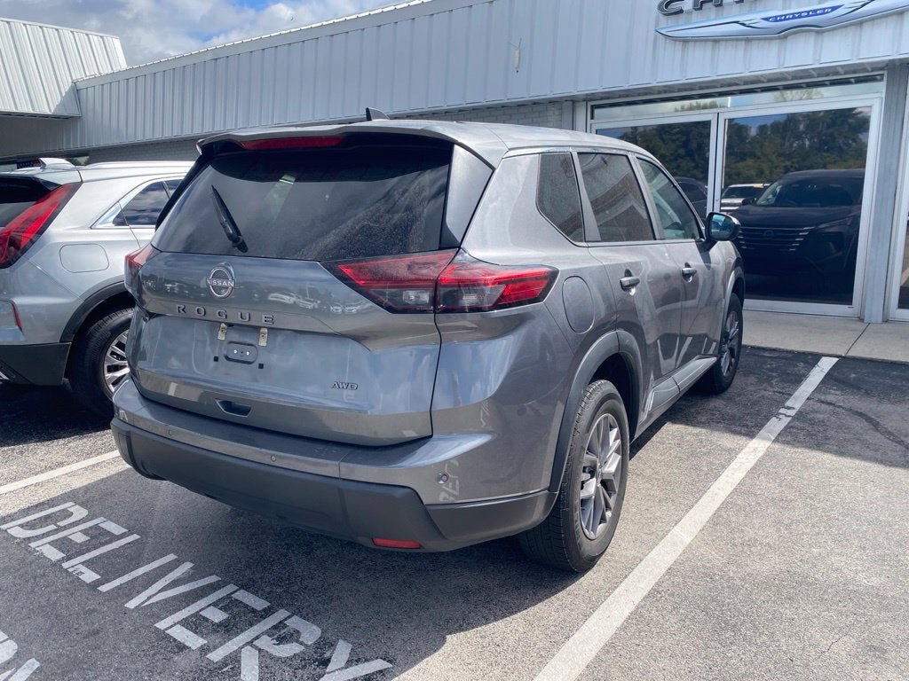 Used 2024 Nissan Rogue S AWD/4WD image 2