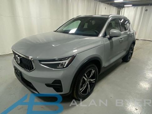 Used 2025 Volvo XC40 B5 Core image 1