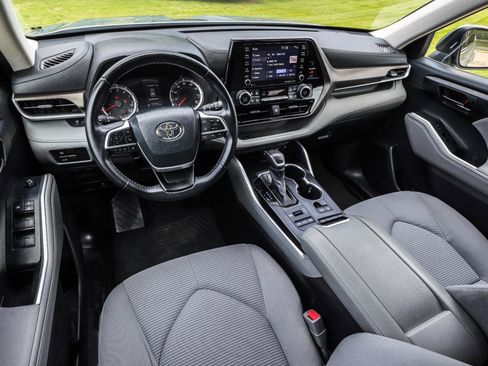 Used 2022 Toyota Highlander LE AWD/4WD image 23