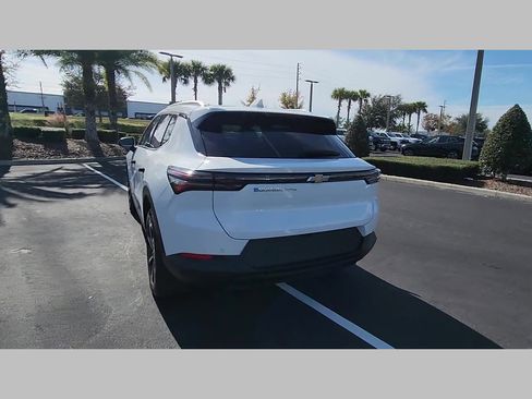 New 2026 Chevrolet Equinox EV LT image 18