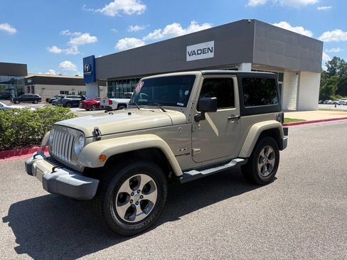 Used 2018 Jeep Wrangler Sahara w/ Connectivity Group AWD/4WD image 5