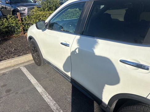 Used 2018 Nissan Rogue SV image 3