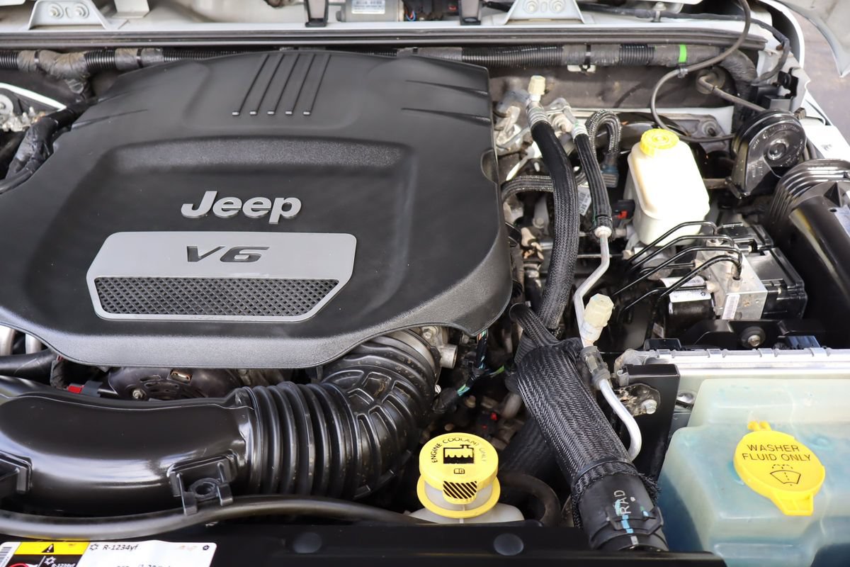 Used 2015 Jeep Wrangler Unlimited Rubicon w/ Connectivity Group AWD/4WD image 40