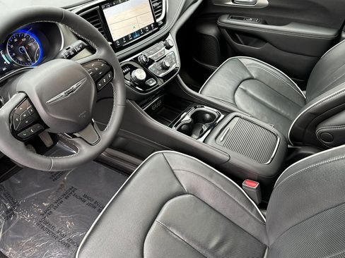 Used 2024 Chrysler Pacifica Limited w/ Uconnect Theater Family Group image 11