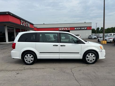 Used 2014 Dodge Grand Caravan American Value Package FWD image 2