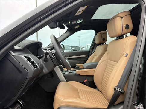 Used 2024 Land Rover Discovery Dynamic SE AWD/4WD image 3