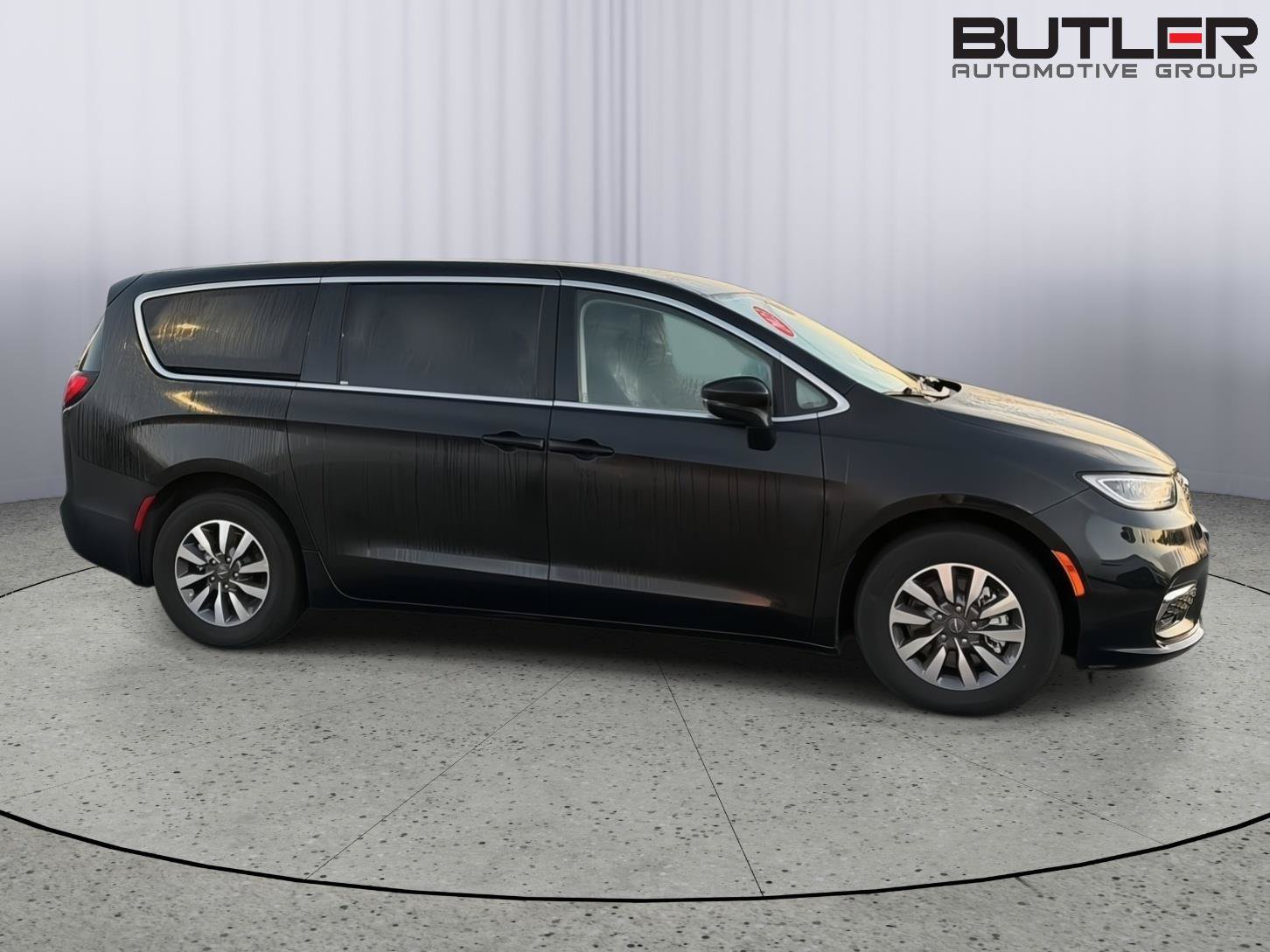 Used 2023 Chrysler Pacifica Touring-L FWD image 7