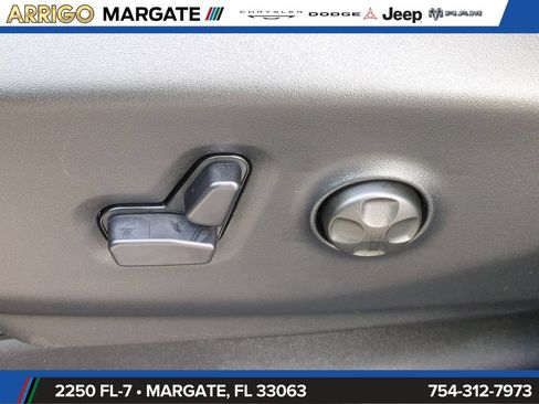 New 2026 Chrysler Pacifica Select FWD image 21