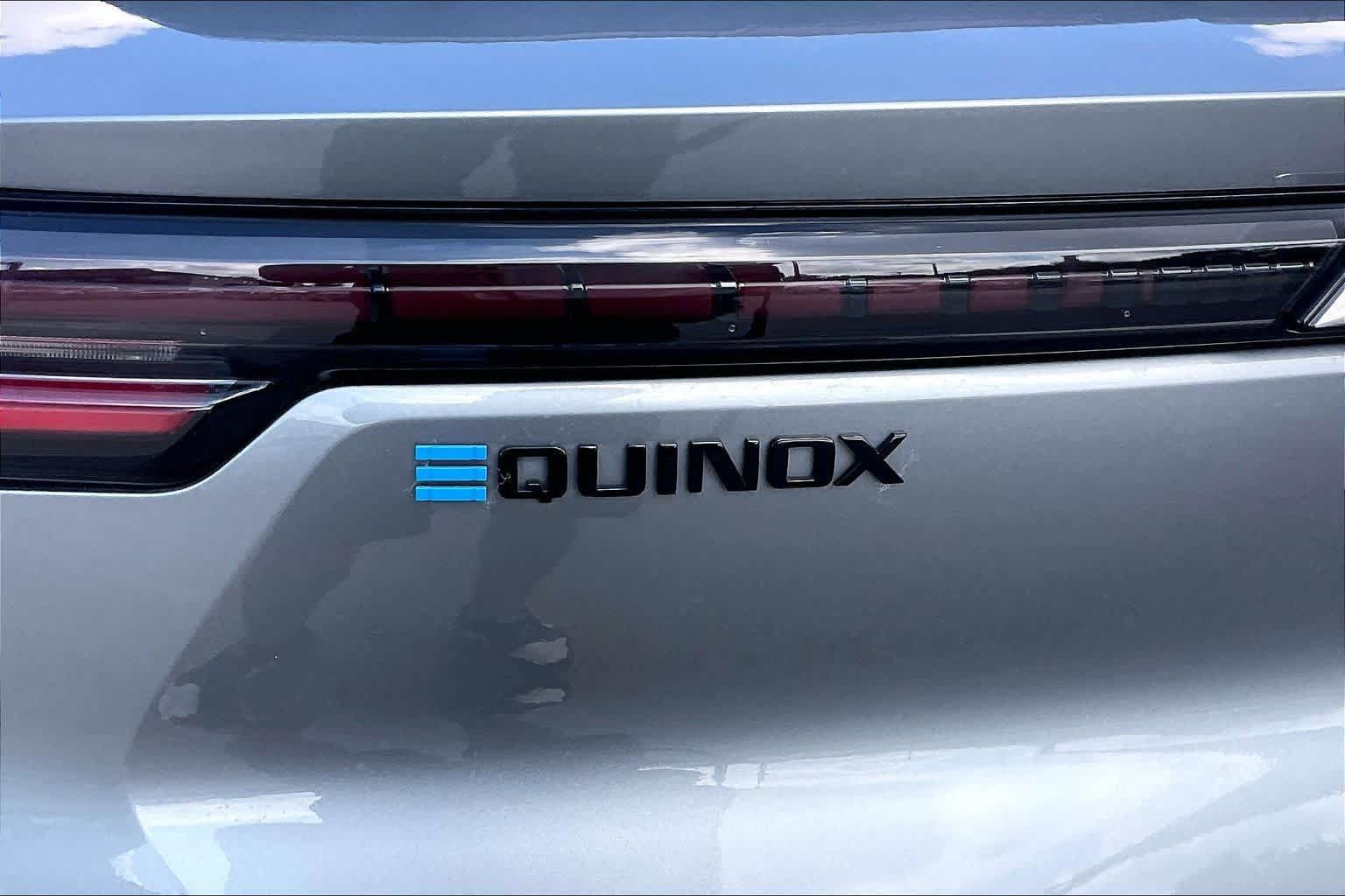 Used 2024 Chevrolet Equinox EV RS FWD image 31