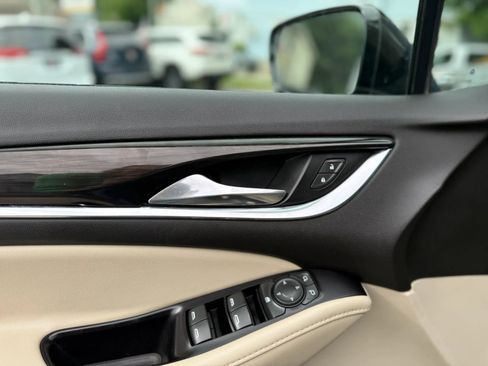 Used 2019 Buick Enclave Essence AWD/4WD image 27