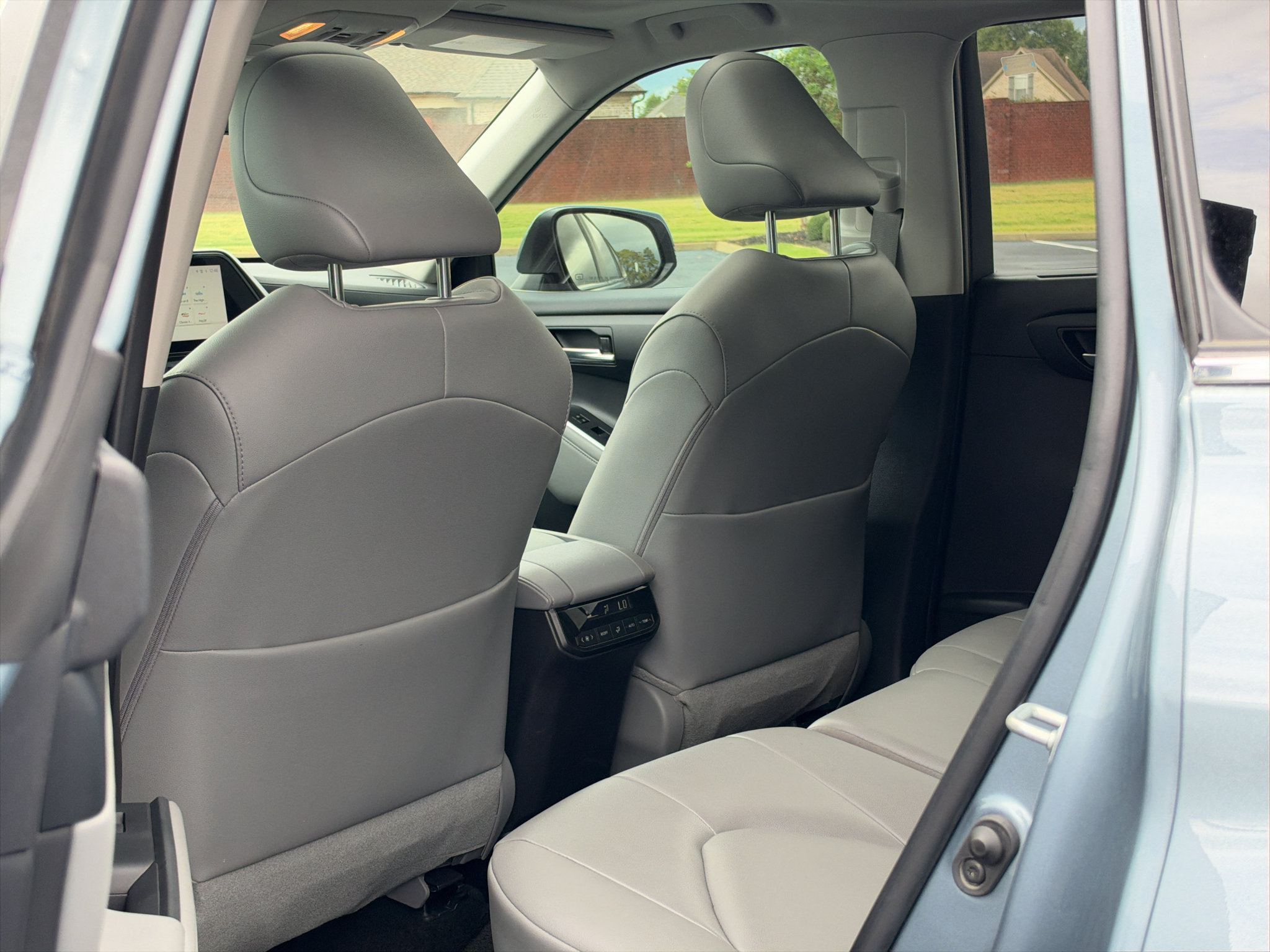 Used 2024 Toyota Highlander XLE FWD image 14