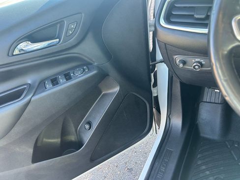 Used 2018 Chevrolet Equinox LT image 4