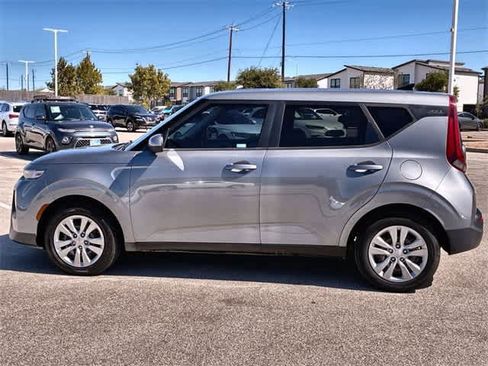 Used 2022 Kia Soul LX image 3
