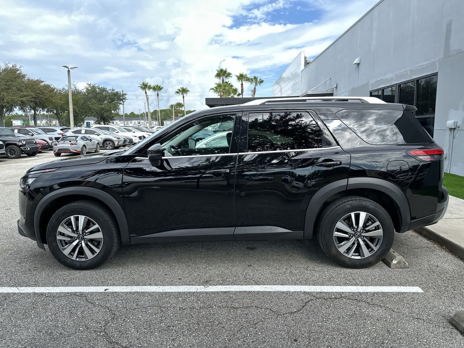 Used 2025 Nissan Pathfinder SL AWD/4WD image 5