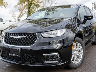 New 2026 Chrysler Pacifica Select