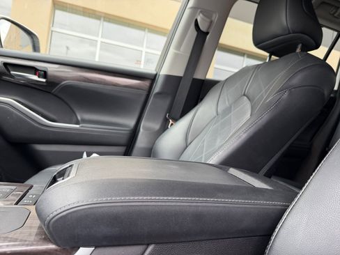 Used 2020 Toyota Highlander Platinum image 15