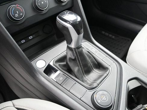 Certified 2022 Volkswagen Taos SE w/ Panoramic Sunroof Package FWD image 5