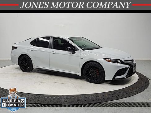 Used 2023 Toyota Camry SE FWD image 1