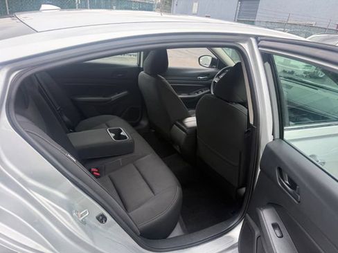 Used 2024 Nissan Altima 2.5 SV FWD image 9