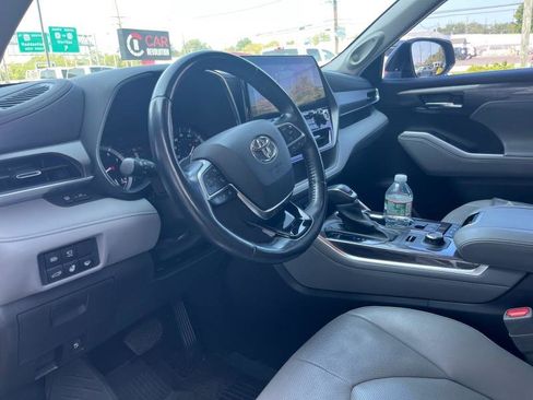 Used 2021 Toyota Highlander Limited image 7
