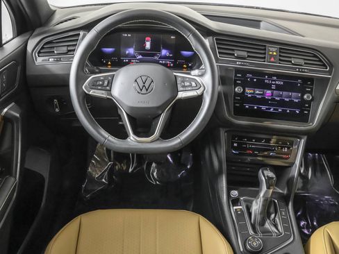 Used 2023 Volkswagen Tiguan SE image 37
