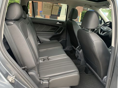 Used 2023 Volkswagen Tiguan SE w/ Panoramic Sunroof Package FWD image 30