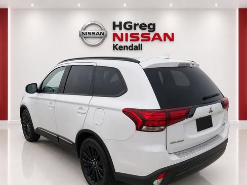 Used 2020 Mitsubishi Outlander SE FWD image 2