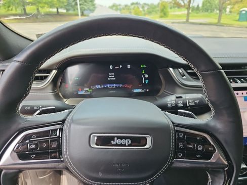 Used 2023 Jeep Grand Cherokee Overland w/ Advanced Protech Group III AWD/4WD image 22