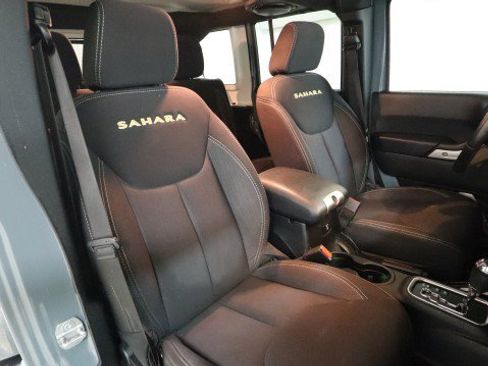 Used 2014 Jeep Wrangler Unlimited Sahara w/ Connectivity Group AWD/4WD image 12