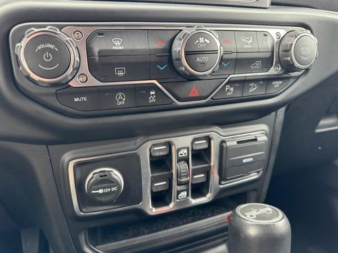 Used 2020 Jeep Wrangler Unlimited Sahara image 17