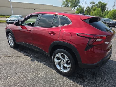 Used 2025 Chevrolet Trax LS w/ LS Convenience Package FWD image 6