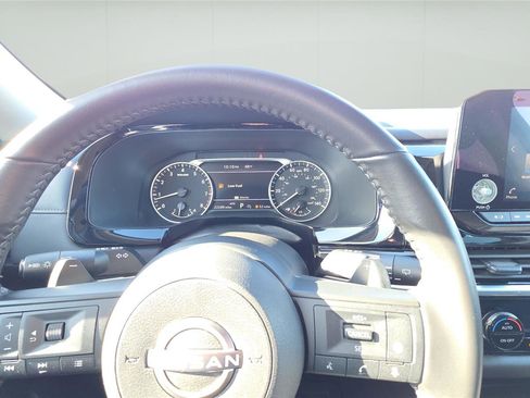 Used 2025 Nissan Pathfinder SV image 11