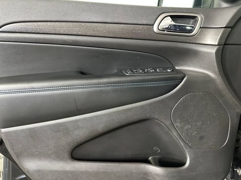 Used 2018 Jeep Grand Cherokee Laredo AWD/4WD image 26