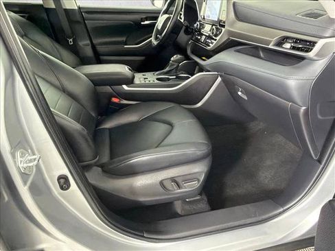 Used 2025 Toyota Highlander XLE FWD image 14