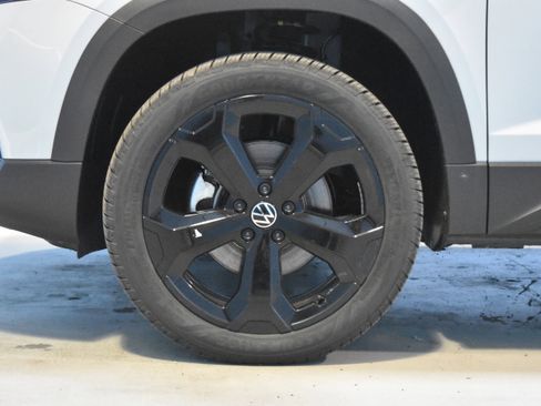 New 2026 Volkswagen Taos SEL image 21