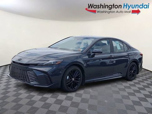 Used 2025 Toyota Camry SE image 3