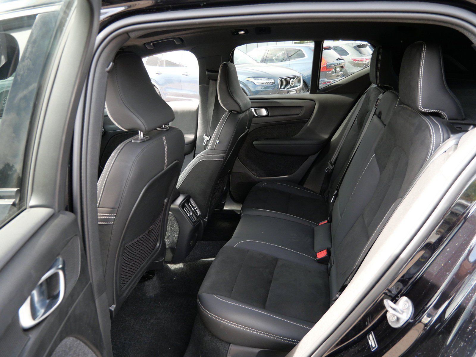 Used 2023 Volvo XC40 Recharge Plus w/ Protection Package Premier AWD/4WD image 11