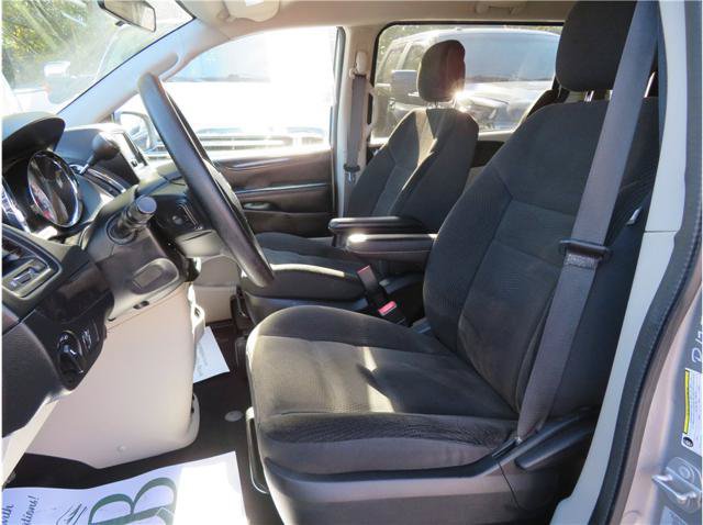 Used 2017 Dodge Grand Caravan SE FWD image 3