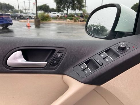 Used 2017 Volkswagen Tiguan SEL FWD image 13
