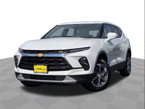Used 2025 Chevrolet Blazer LT image 1