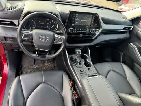 Used 2021 Toyota Highlander XLE image 2