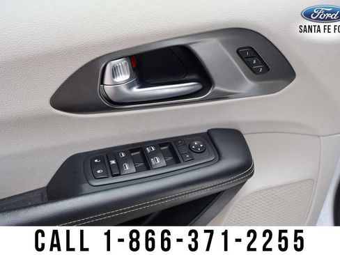 Used 2023 Chrysler Pacifica Touring-L FWD image 12