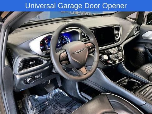 Used 2024 Chrysler Pacifica Premium FWD image 17