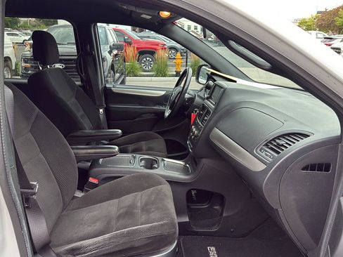 Used 2016 Dodge Grand Caravan SXT FWD image 13