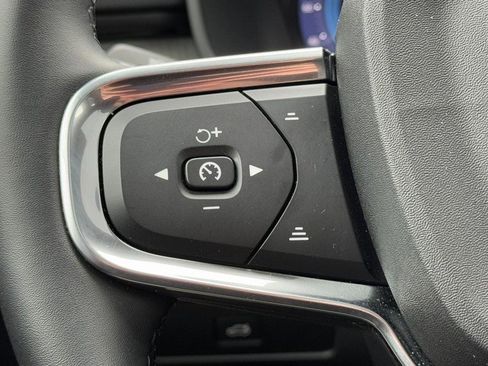 Certified 2025 Volvo XC40 B5 Core image 18